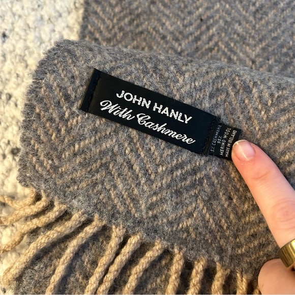 cashmere herringbone patterned scarf - Picture 2 of 3